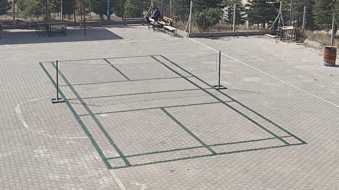 BADMİNTON SAHASI YAPILDI